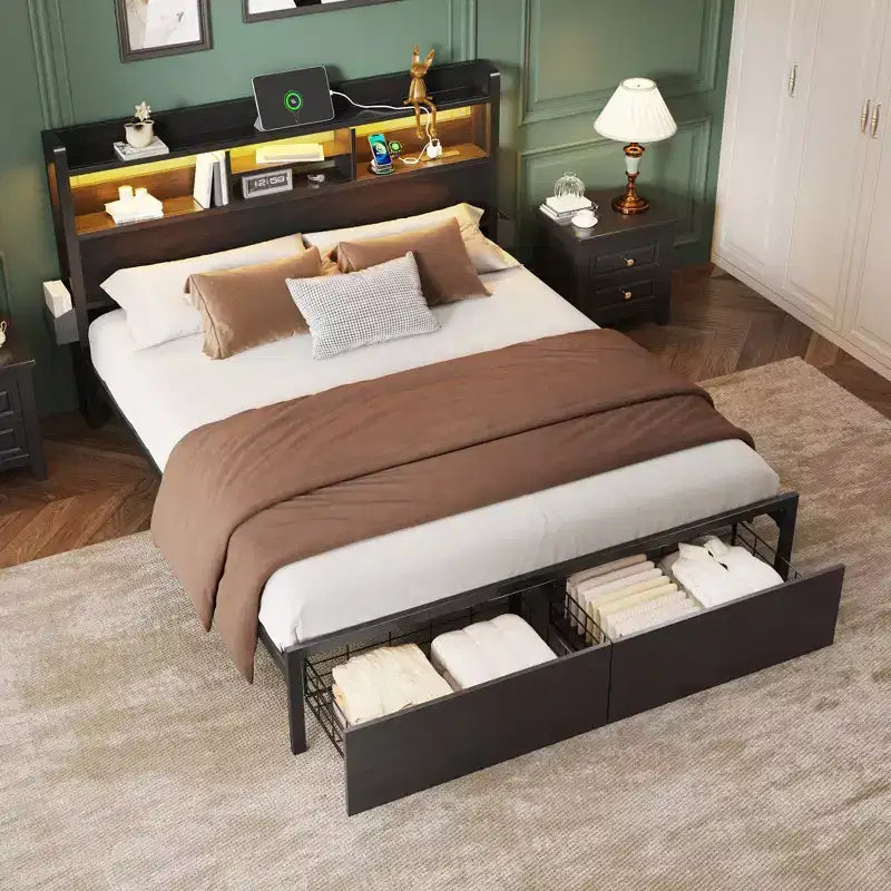 Cadre de lit Queen Size en métal noir avec tiroirs de rangement, tête de lit en bois, étagère, lumières LED, station de recharge, plateforme robuste, pas besoin de sommier, pour chambre à coucher