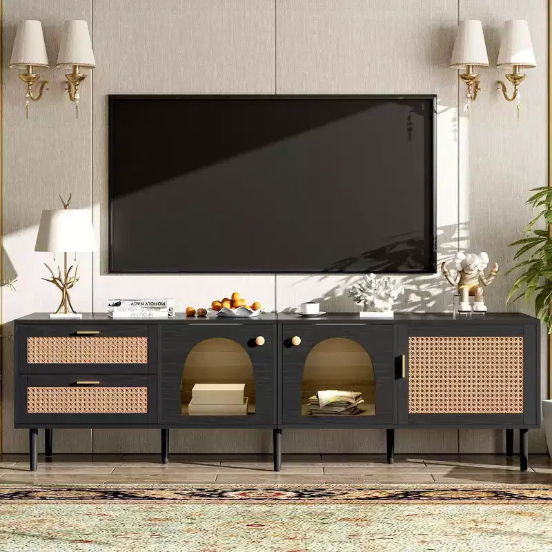 Meuble TV en rotin avec 3 armoires et 2 tiroirs, Meuble console média d'inspiration rotin pour téléviseurs jusqu'à 80 pouces, Meuble TV pour salon noir