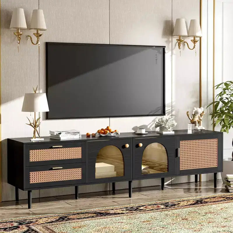 Meuble TV en rotin avec 3 armoires et 2 tiroirs, Meuble console média d'inspiration rotin pour téléviseurs jusqu'à 80 pouces, Meuble TV pour salon noir